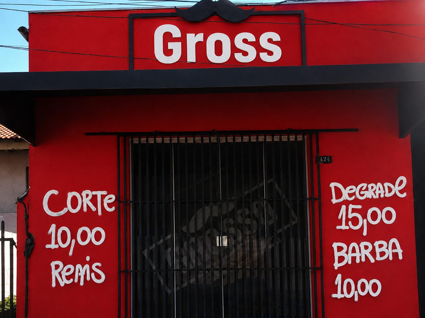 Antes: fachada da barbearia Gross, em vermelho